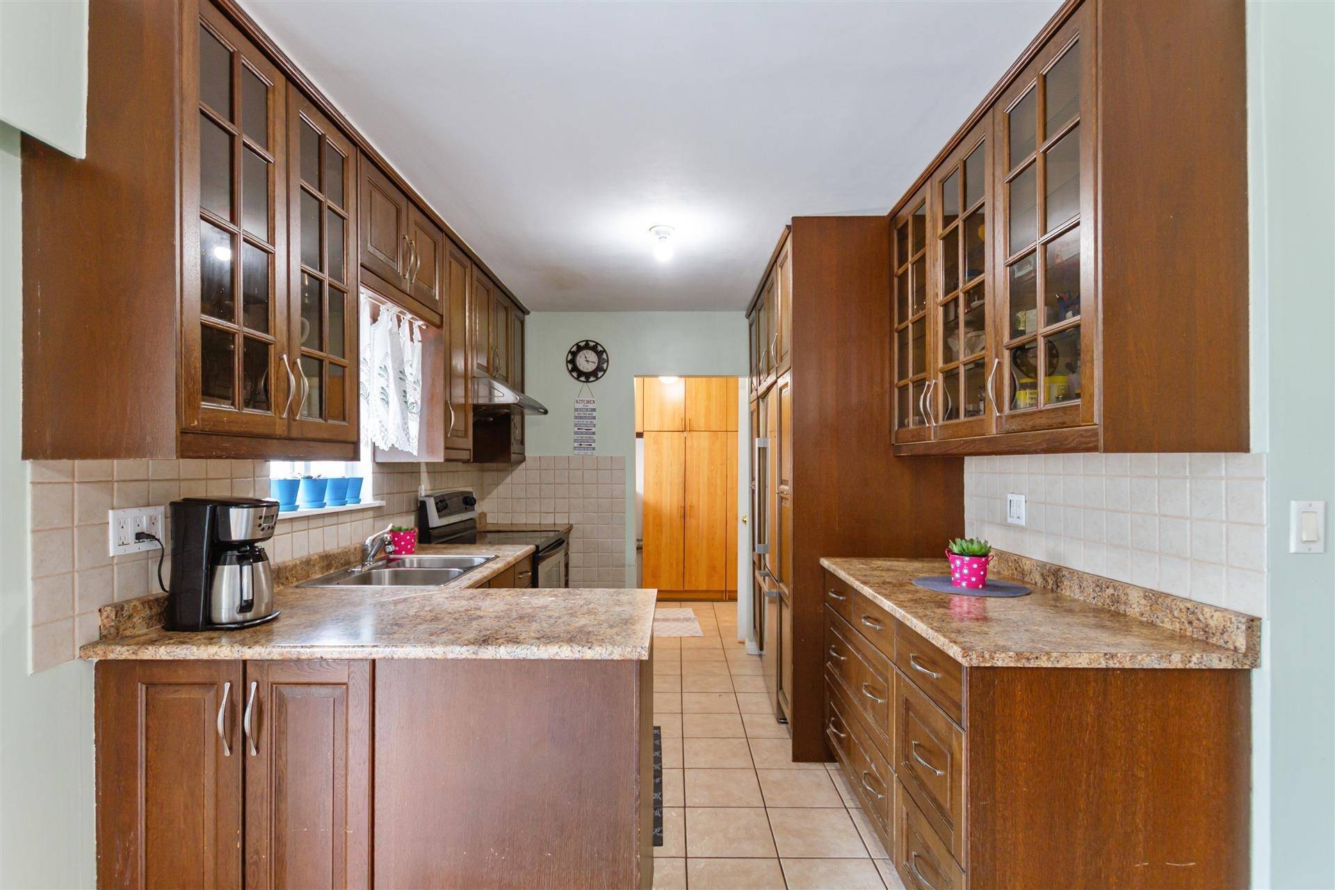 1060 Rochester AVE Coquitlam, BC V3K 2W9