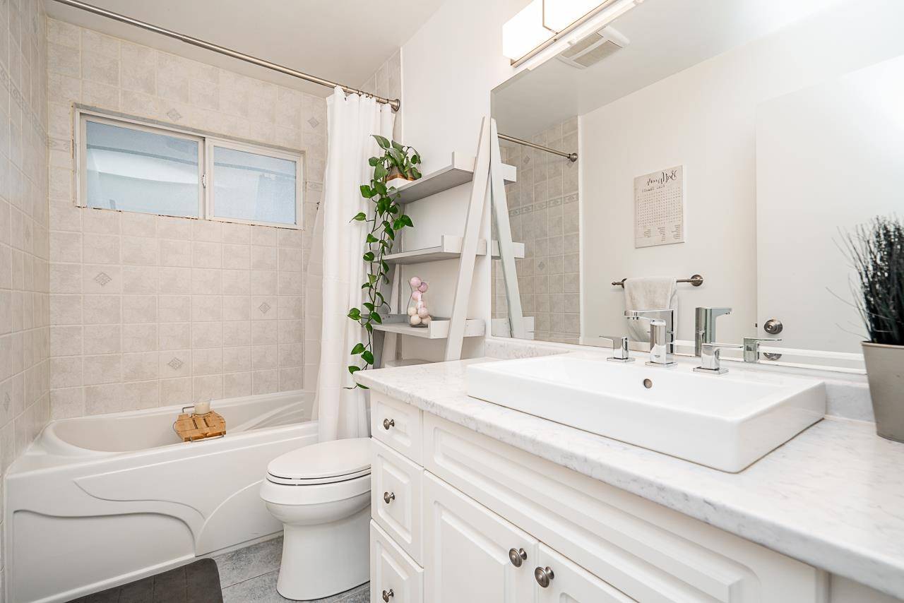 3812 Richmond ST Port Coquitlam, BC V3B 3E8