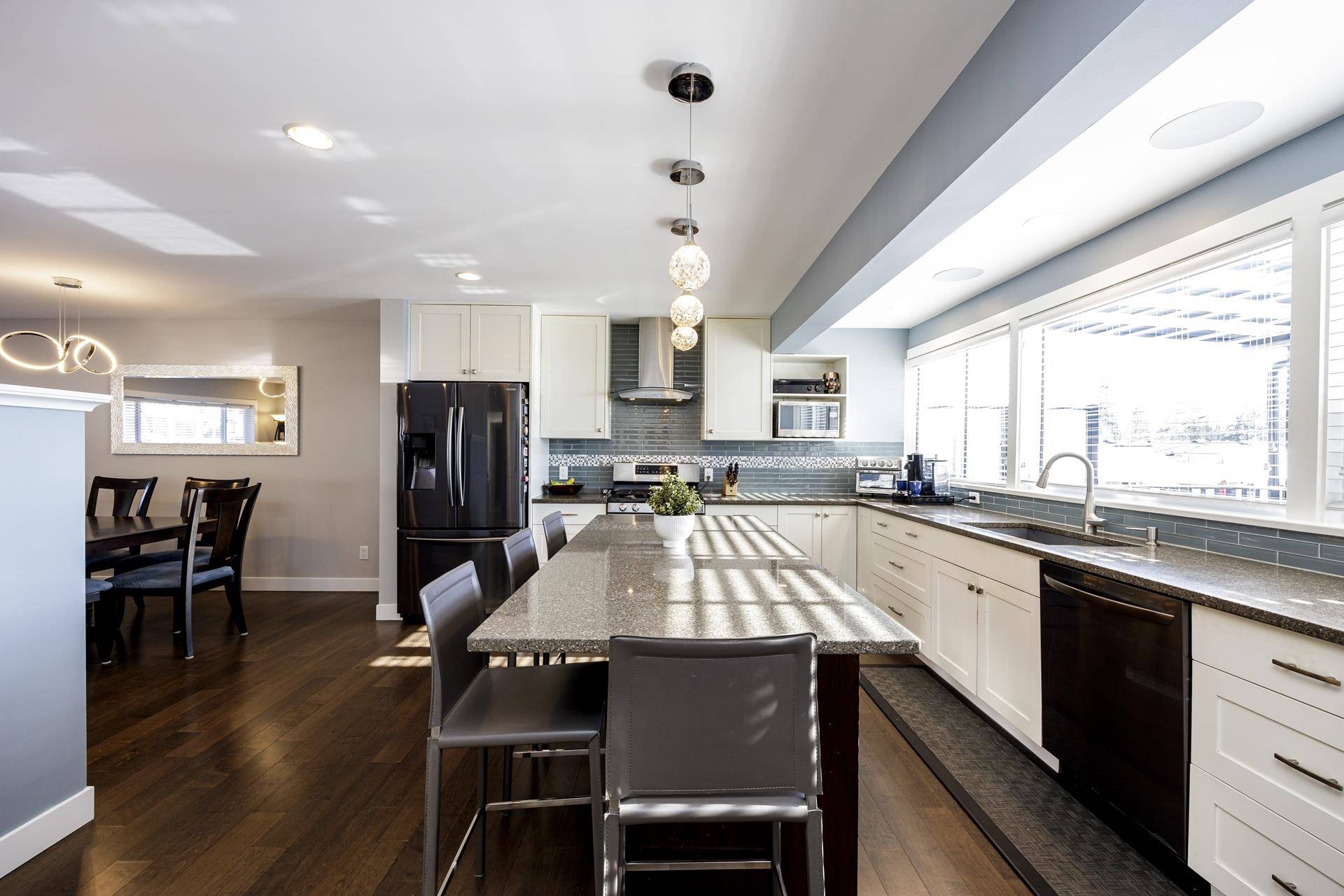 887 E 17th ST North Vancouver, BC V7L 2X2