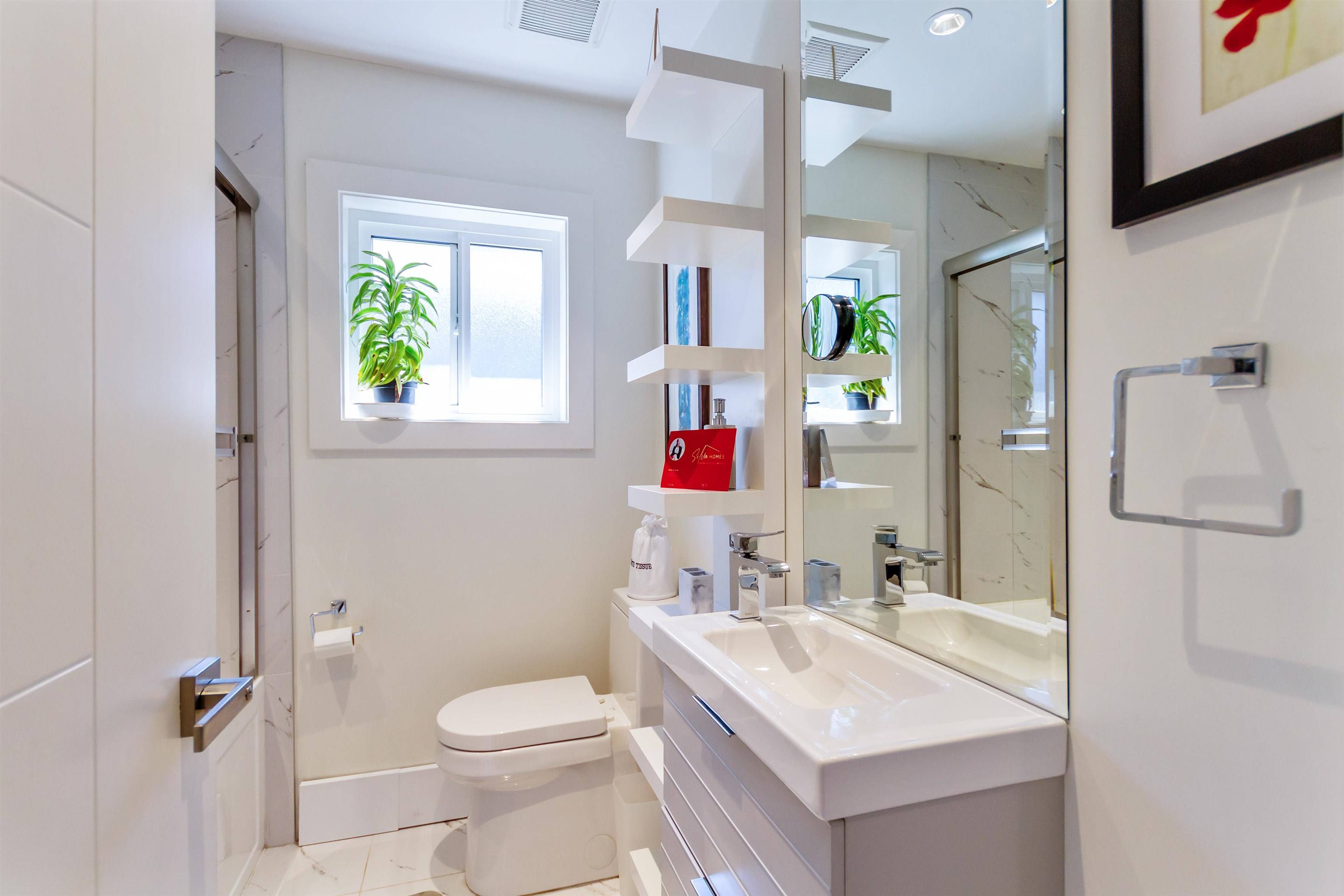 North Vancouver, BC V7L 1J2,384 E 4th ST