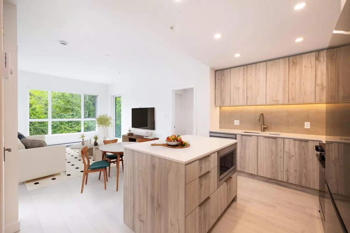 North Vancouver, BC V7G 0B4,3594 Malsum DR #406