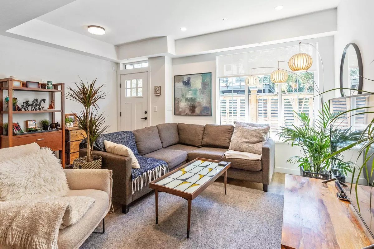 North Vancouver, BC V7L 0H6,237 Ridgeway AVE #6