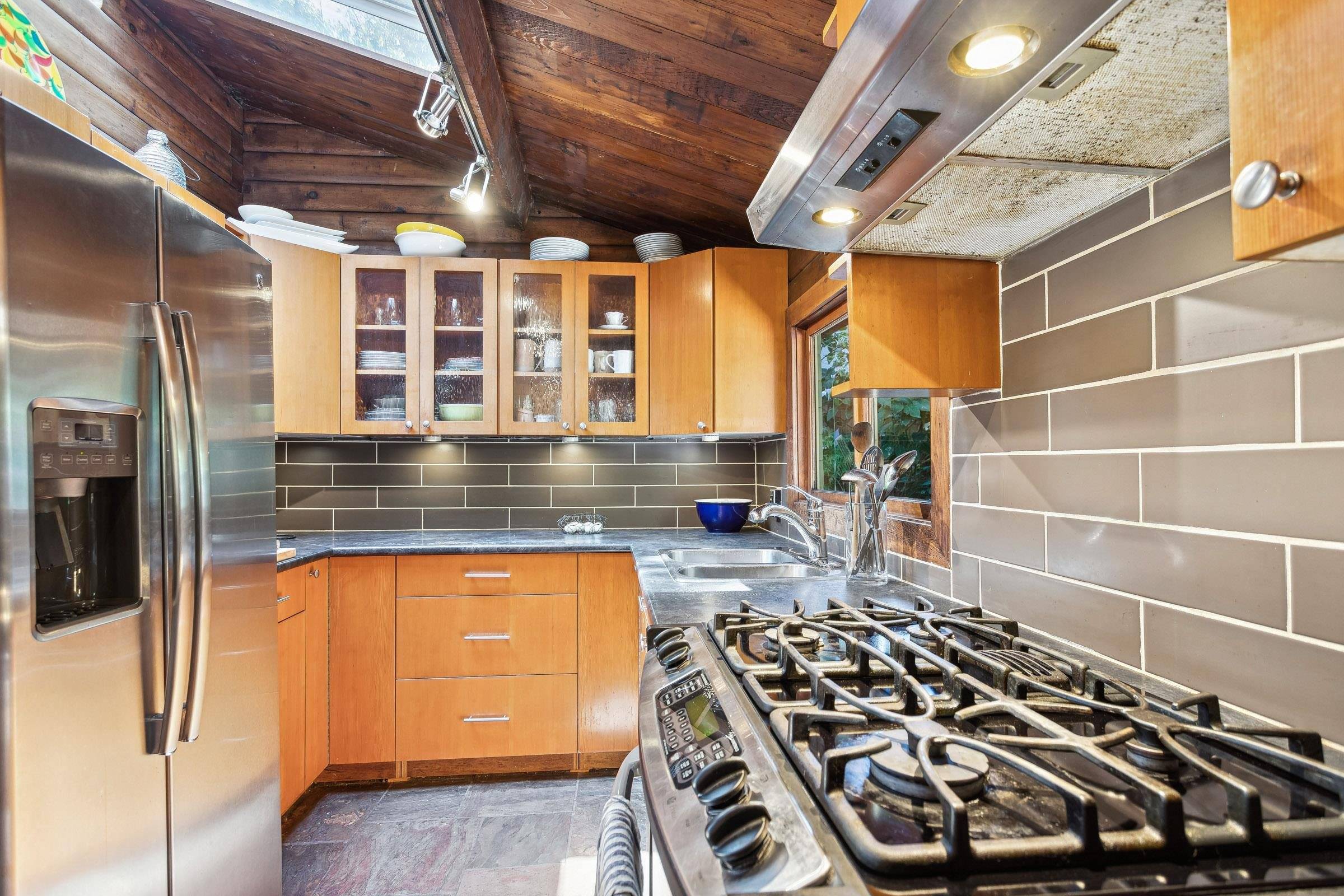 1088 Calverhall ST North Vancouver, BC V7L 1Y3