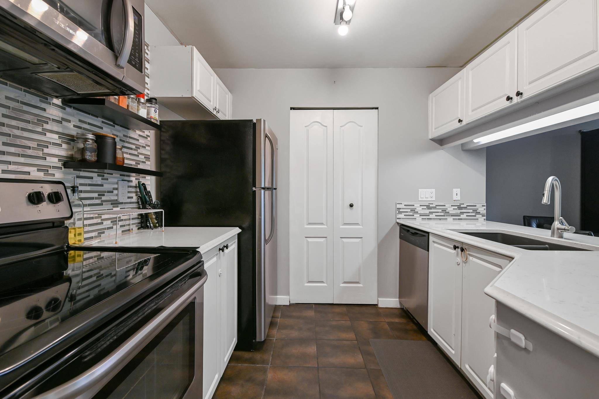 Surrey, BC V3S 8P4,19528 Fraser HWY #230