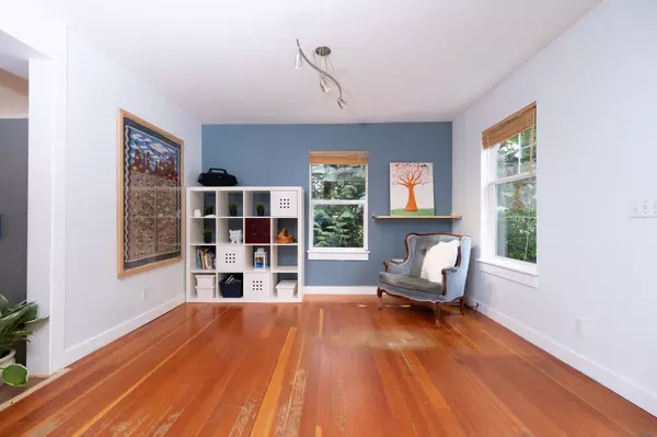 North Vancouver, BC V7R 1A1,1075 Gladwin DR