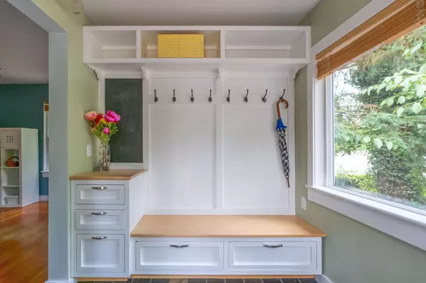 North Vancouver, BC V7R 1A1,1075 Gladwin DR
