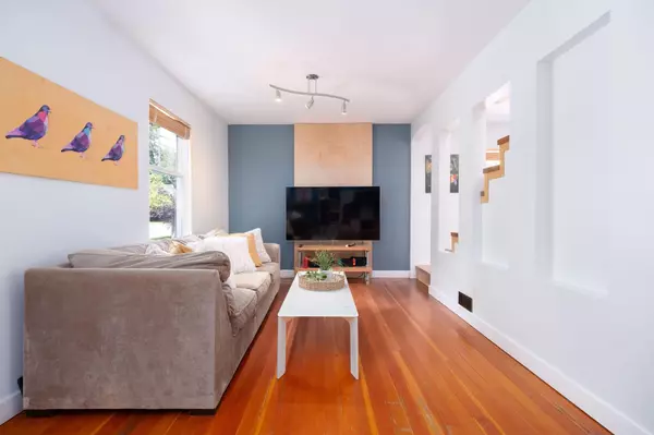 North Vancouver, BC V7R 1A1,1075 Gladwin DR