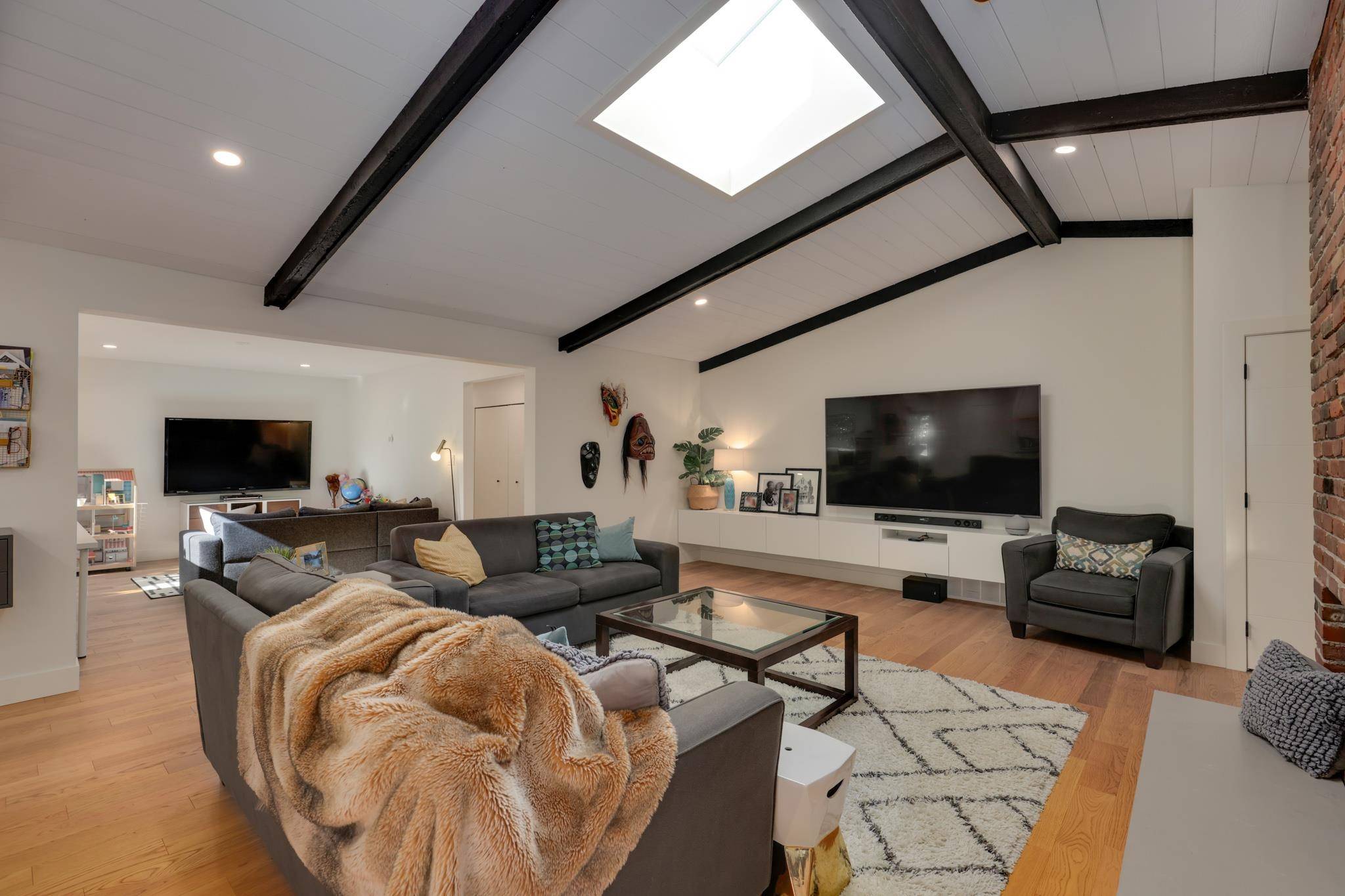 2587 Larkin AVE Port Coquitlam, BC V3B 2H8