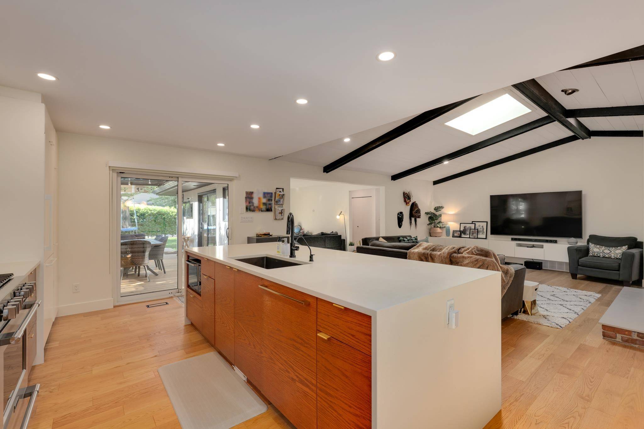 2587 Larkin AVE Port Coquitlam, BC V3B 2H8