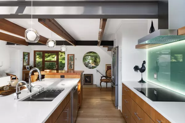 170 Sunset DR Lions Bay, BC V0N 2E0