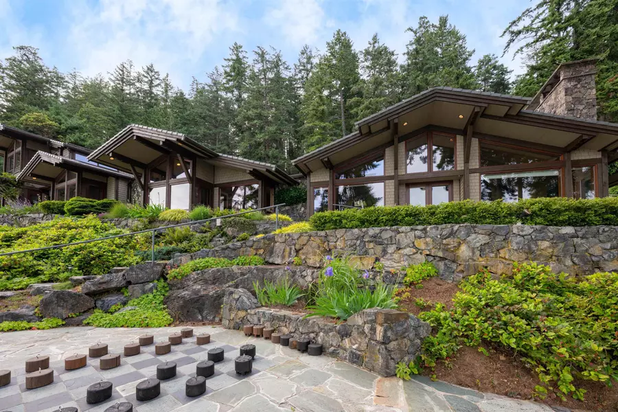 1299 Fairweather RD, Bowen Island, BC V0N 1G2