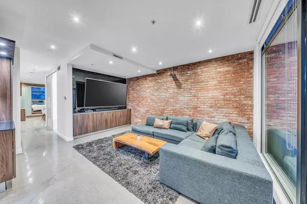 Vancouver, BC V6B 1A5,12 Water ST #305
