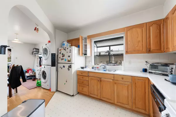 Burnaby, BC V5J 1Y5,4922 Irmin ST