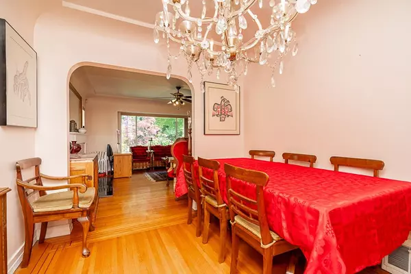 Vancouver, BC V5Z 2E1,876 W King Edward AVE