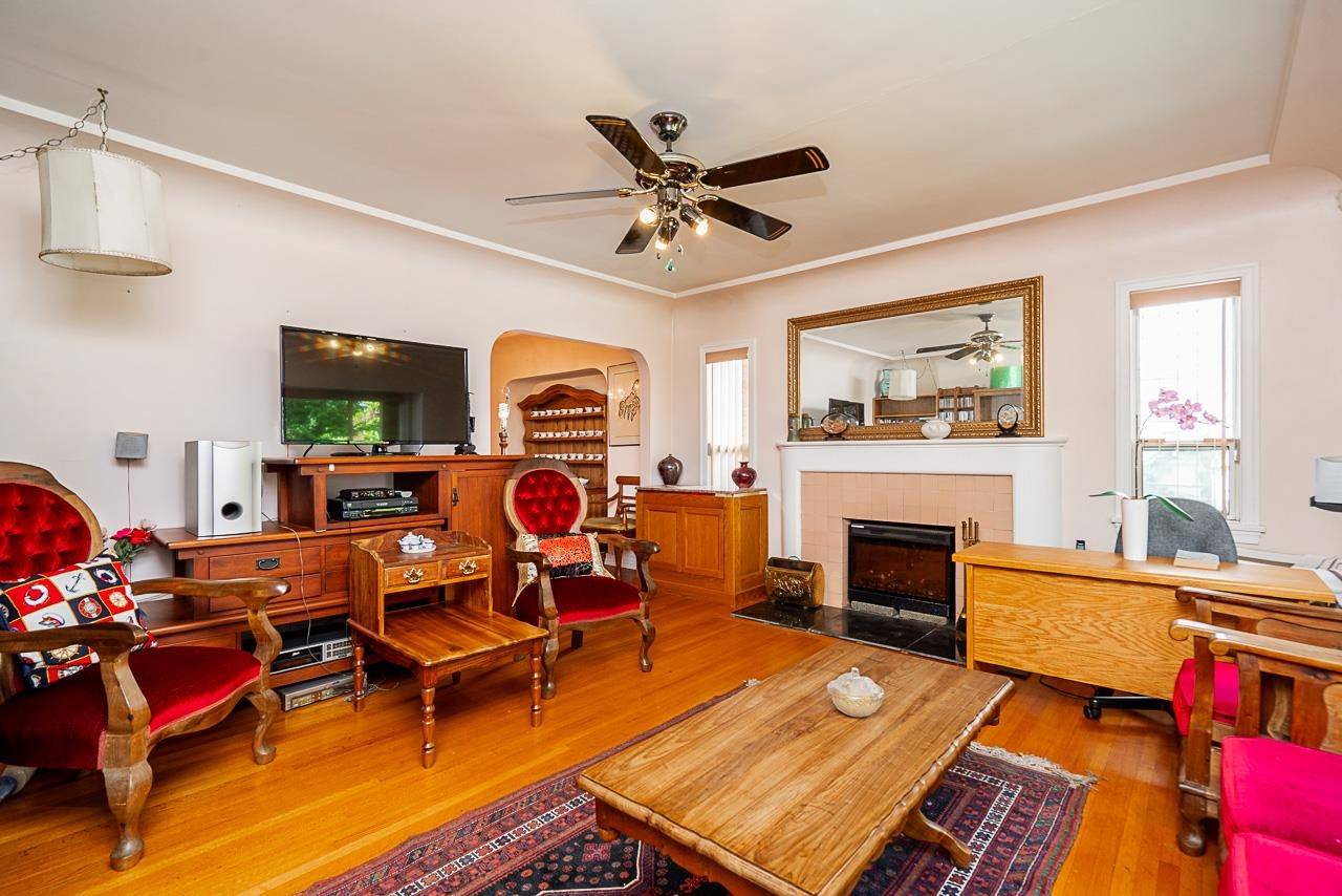 Vancouver, BC V5Z 2E1,876 W King Edward AVE