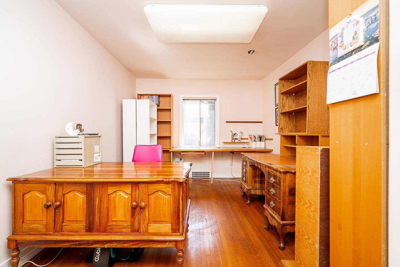 Vancouver, BC V5Z 2E1,876 W King Edward AVE