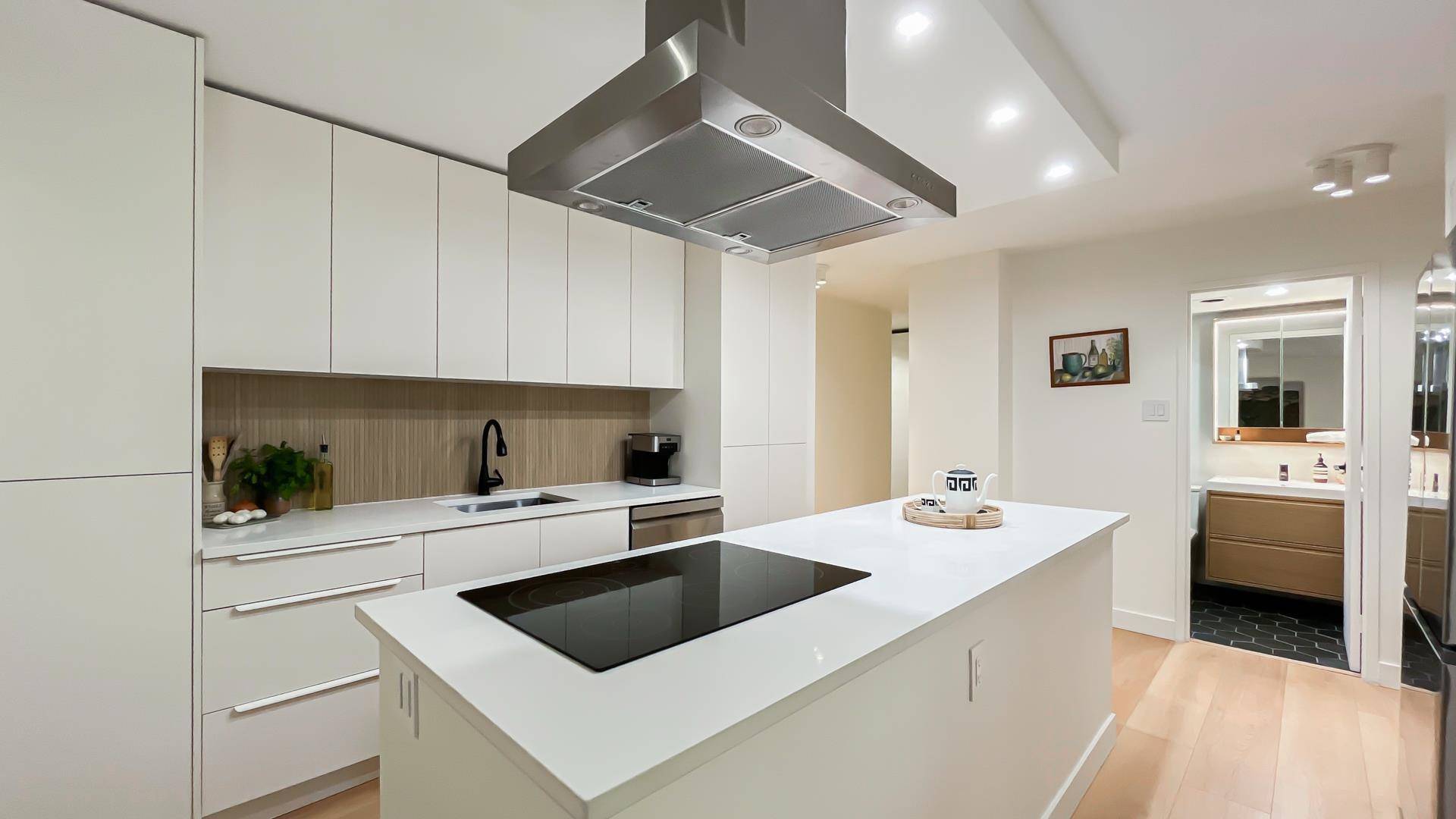 2016 Fullerton AVE #102, North Vancouver, BC V7P 3E6