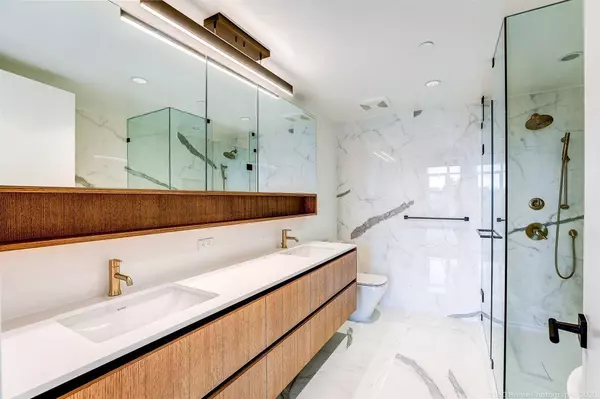 Vancouver, BC V5X 2J4,458 W 63rd AVE #204