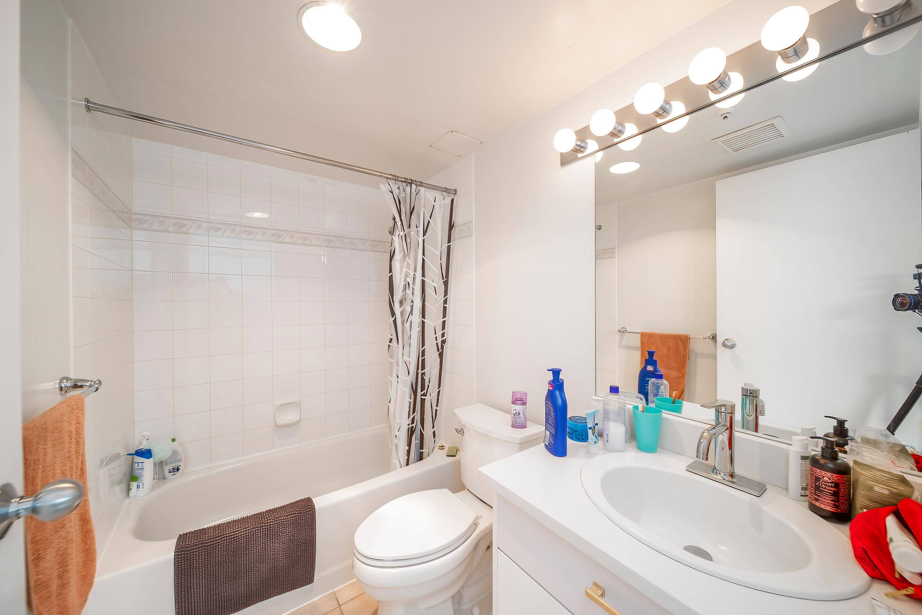 811 Helmcken ST #1604 Vancouver, BC V6Z 1B1