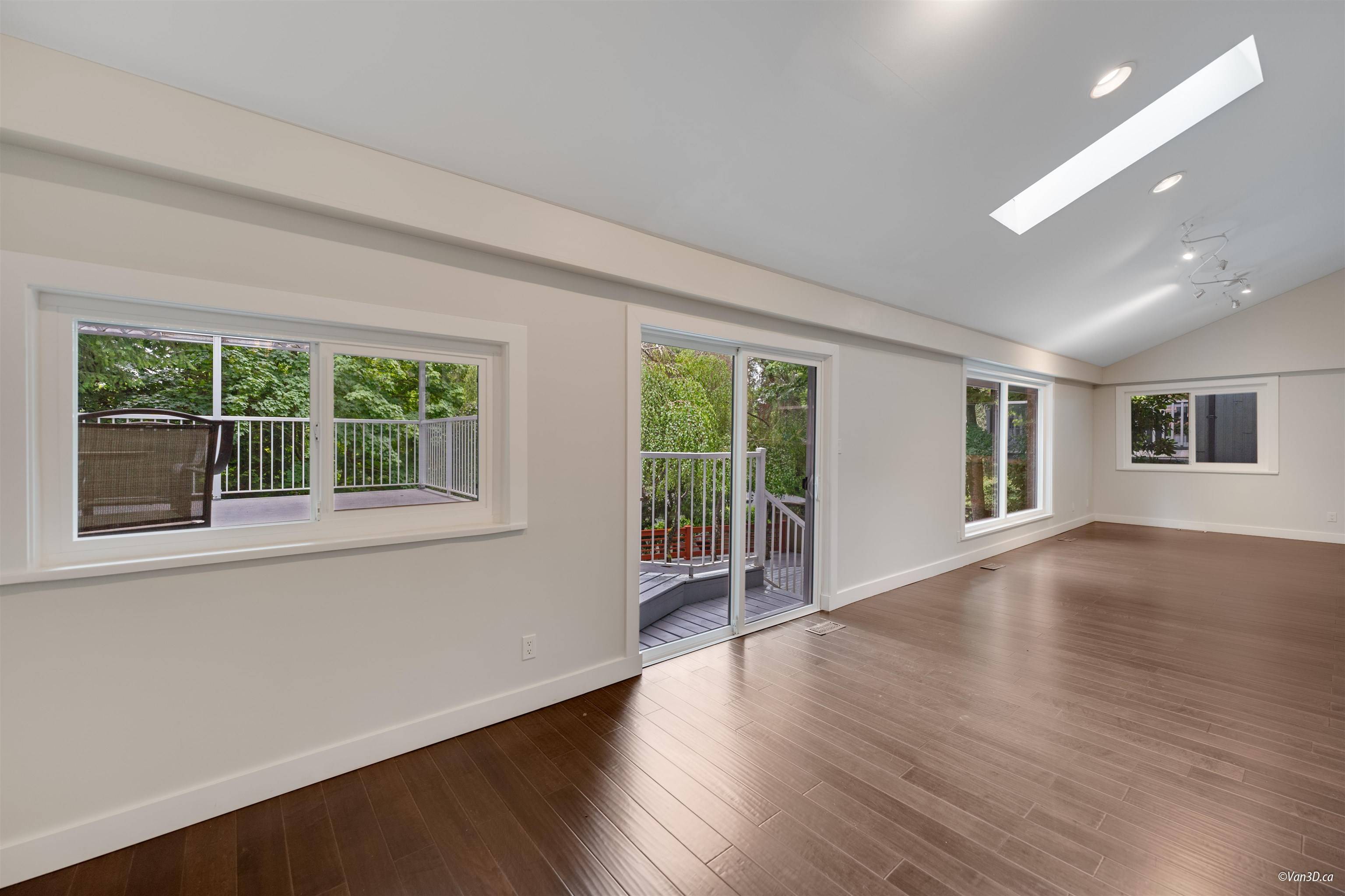271 Montroyal BLVD North Vancouver, BC V7N 4E4