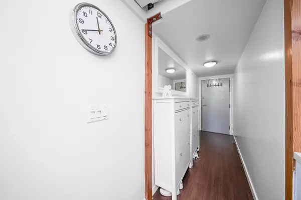 Vancouver, BC V6B 6J3,1238 Seymour ST #706