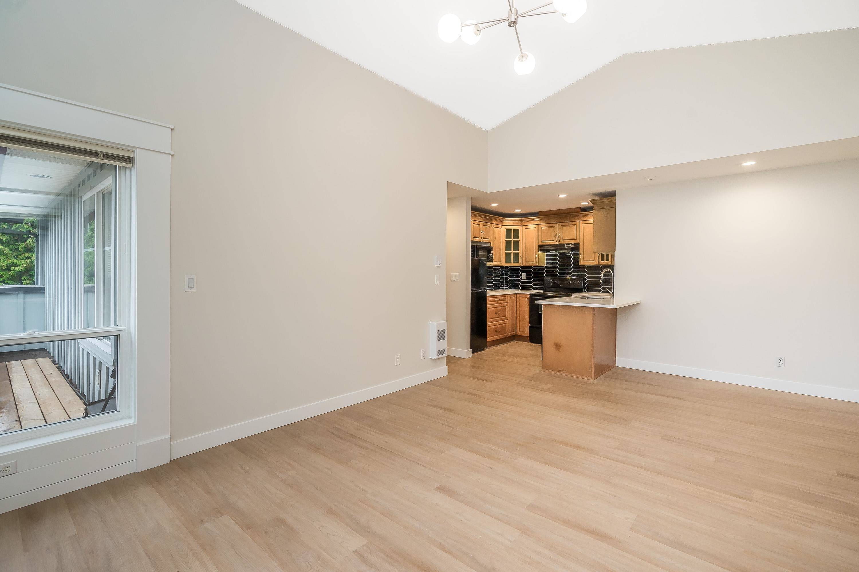 Surrey, BC V4P 1G6,2828 152 ST #208