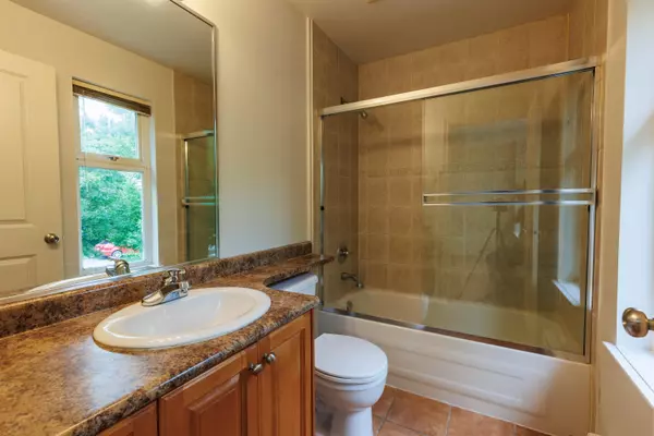Surrey, BC V4P 1G6,2828 152 ST #201