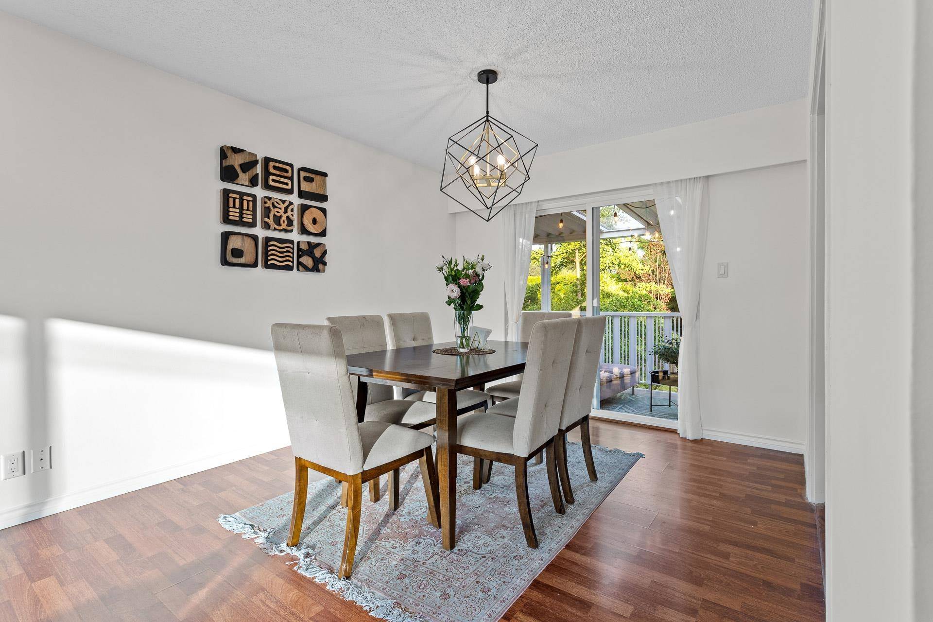 North Vancouver, BC V7J 2B1,1549 Lynn Valley RD