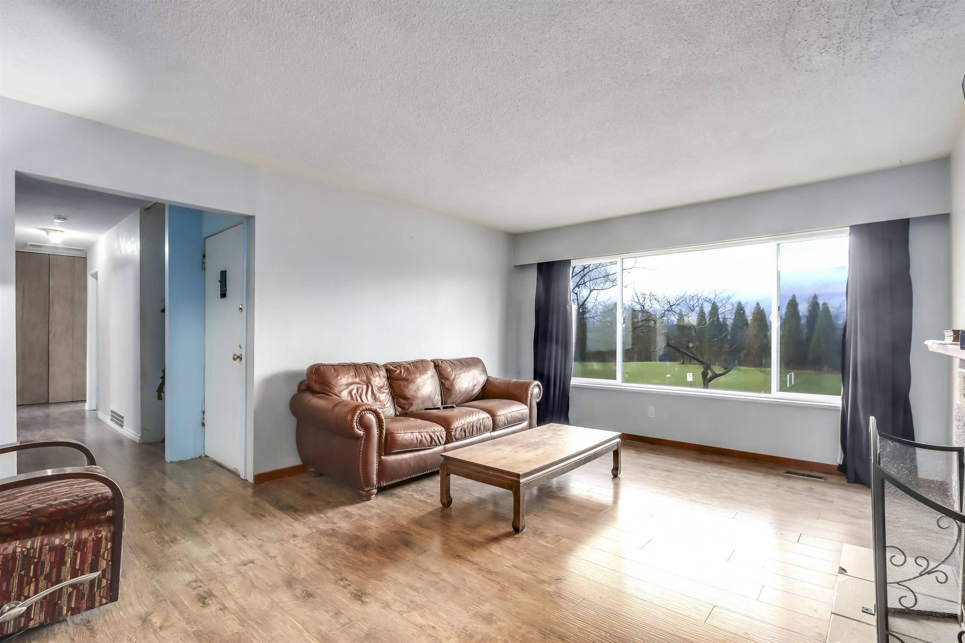 Surrey, BC V3R 4X8,15058 Robin CRES