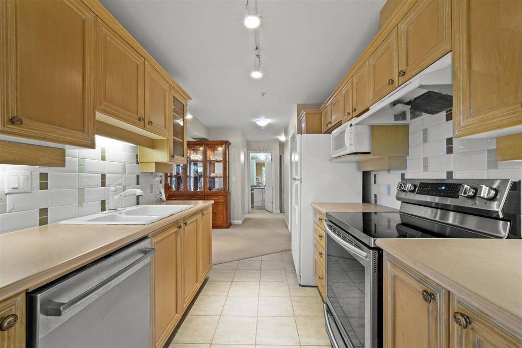 Vancouver, BC V6P 1M9,988 W 54th AVE #101
