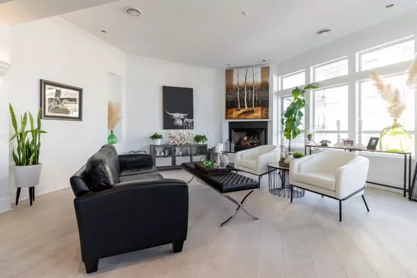 Langley, BC V3A 4N3,20448 Park AVE #401