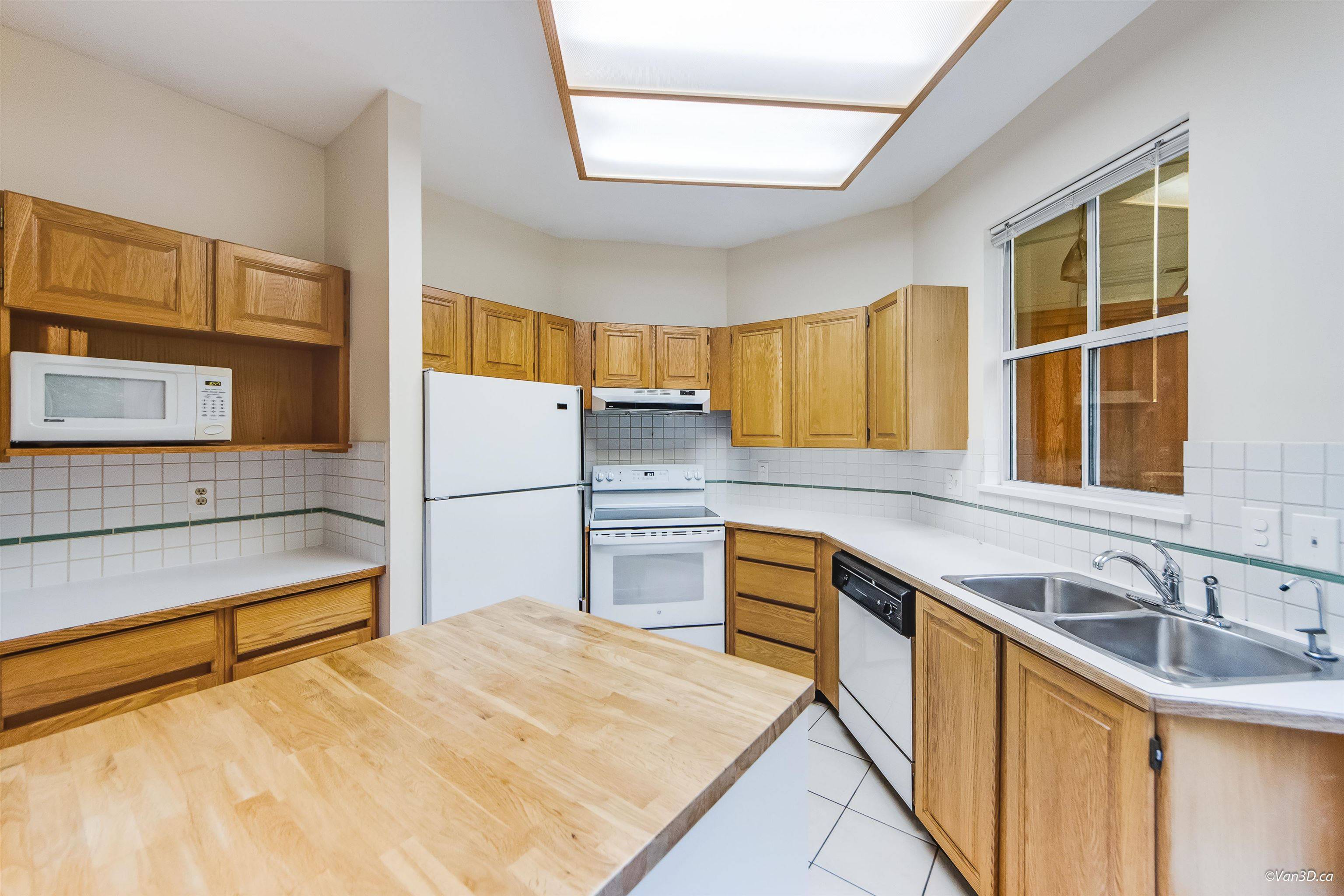 Burnaby, BC V5H 2M5,5400 Patterson AVE #11