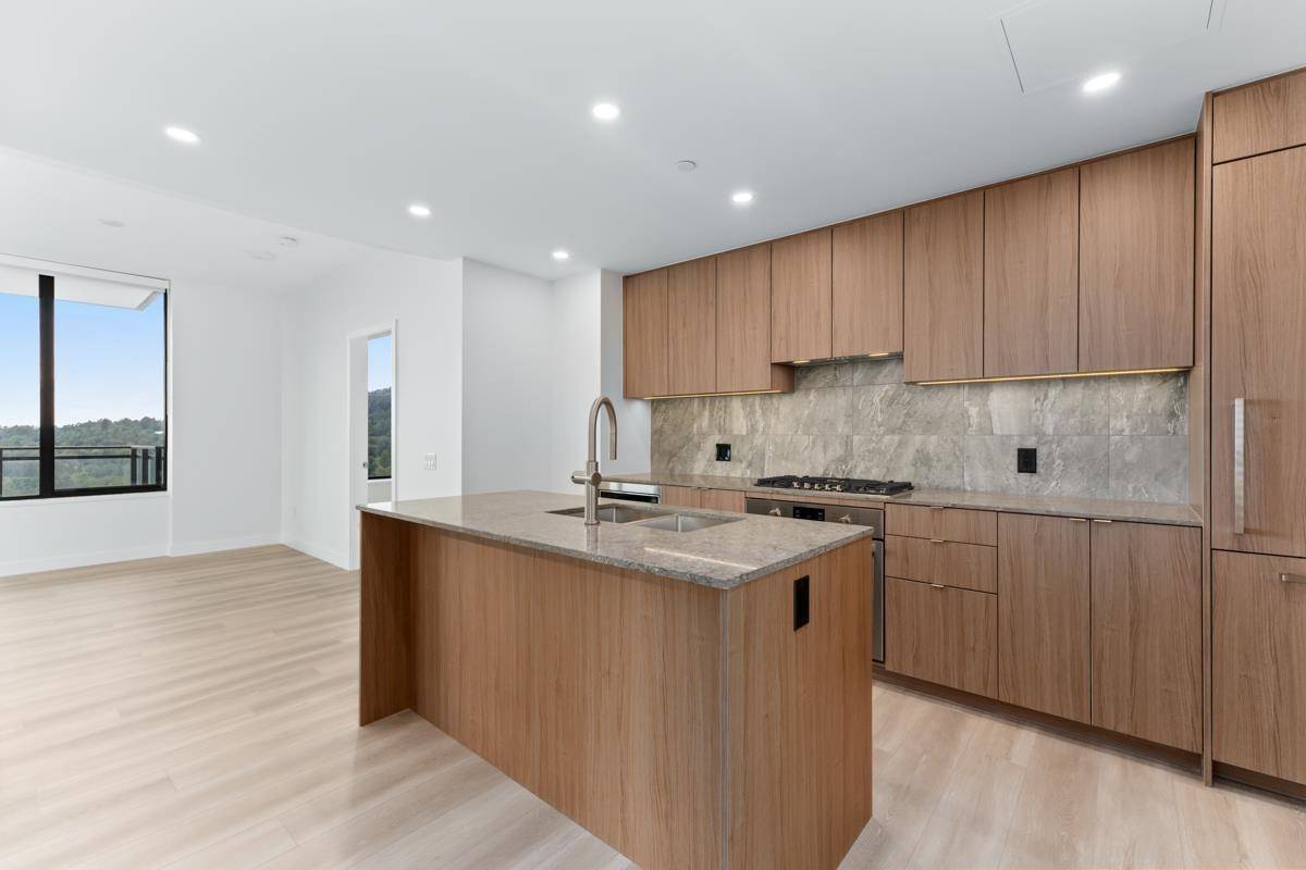 626 Claremont ST #1602, Coquitlam, BC V3J 0T1