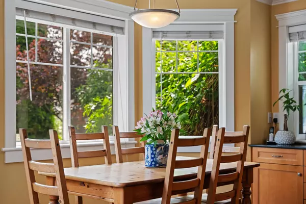 North Vancouver, BC V7L 2G2,749 E 10th ST