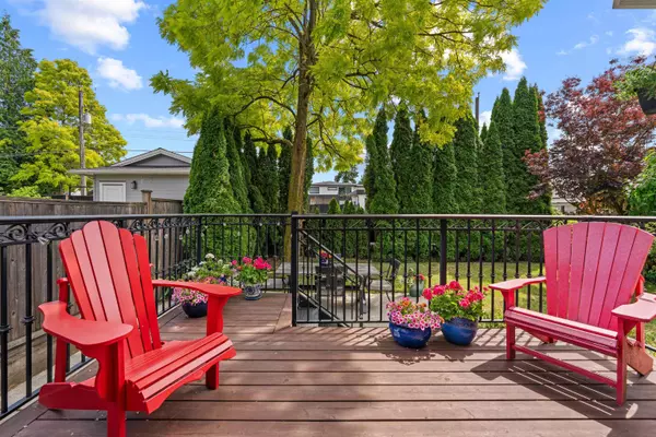 North Vancouver, BC V7L 2G2,749 E 10th ST