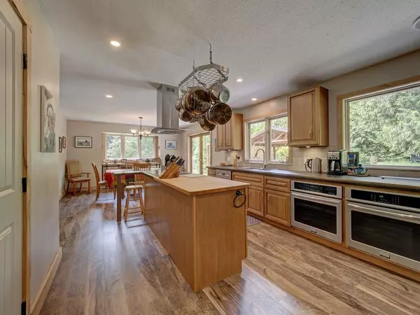 1317 Lockyer RD Roberts Creek, BC V0N 2W1