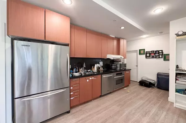1333 W Georgia ST #409 Vancouver, BC V6E 4V3