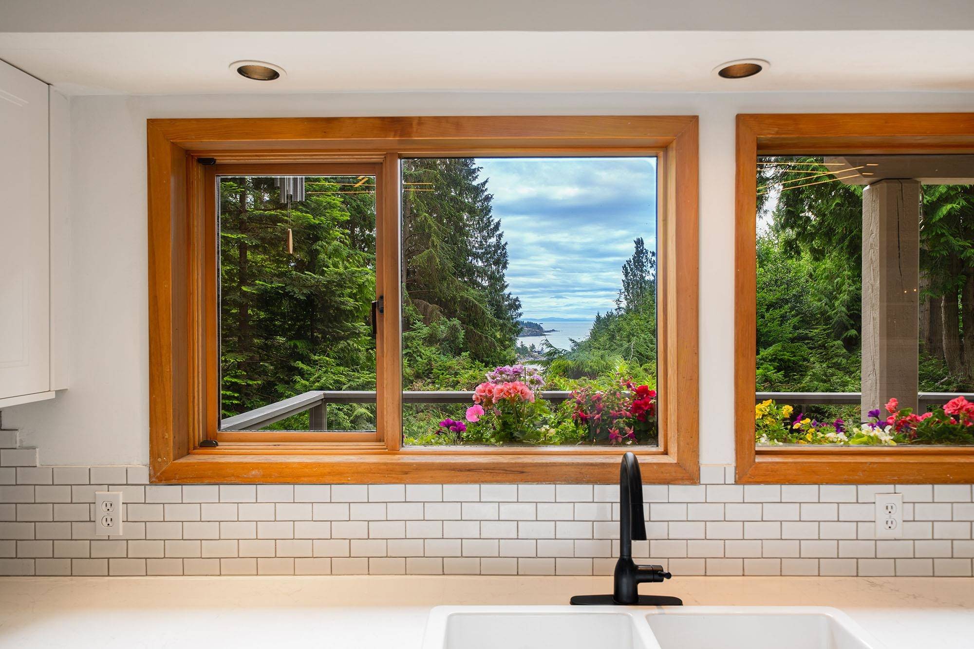 Bowen Island, BC V0N 1G2,733 Windjammer RD