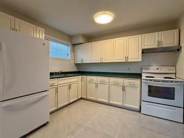 Port Coquitlam, BC V3B 1V2,1847 Prairie AVE #Garden-Level