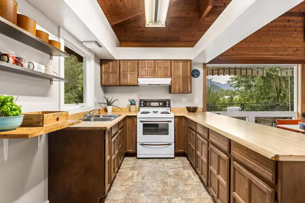 1553 Fraser RD Pemberton, BC V0N 2L0