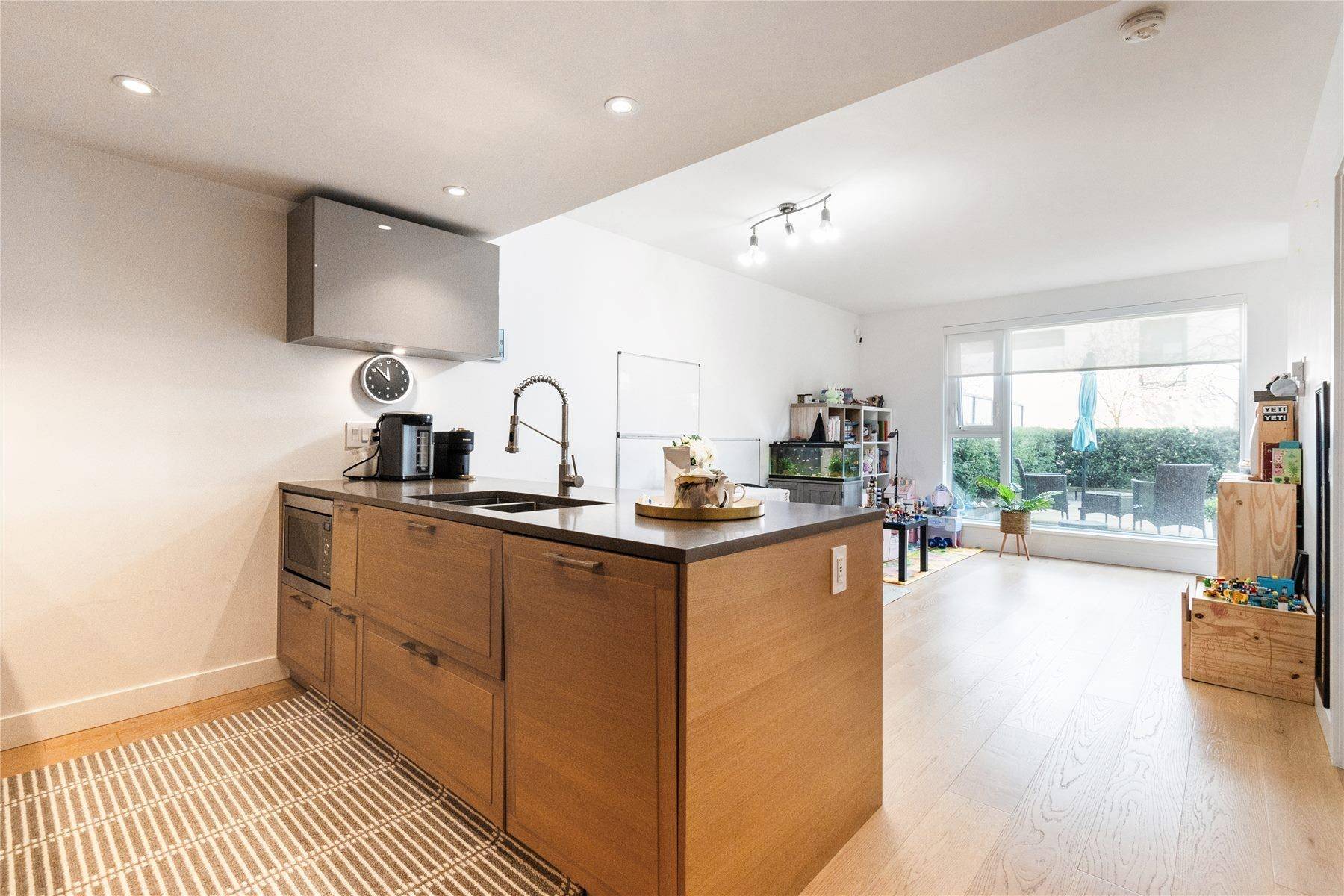 Vancouver, BC V6P 0H5,1561 W 57th AVE #206