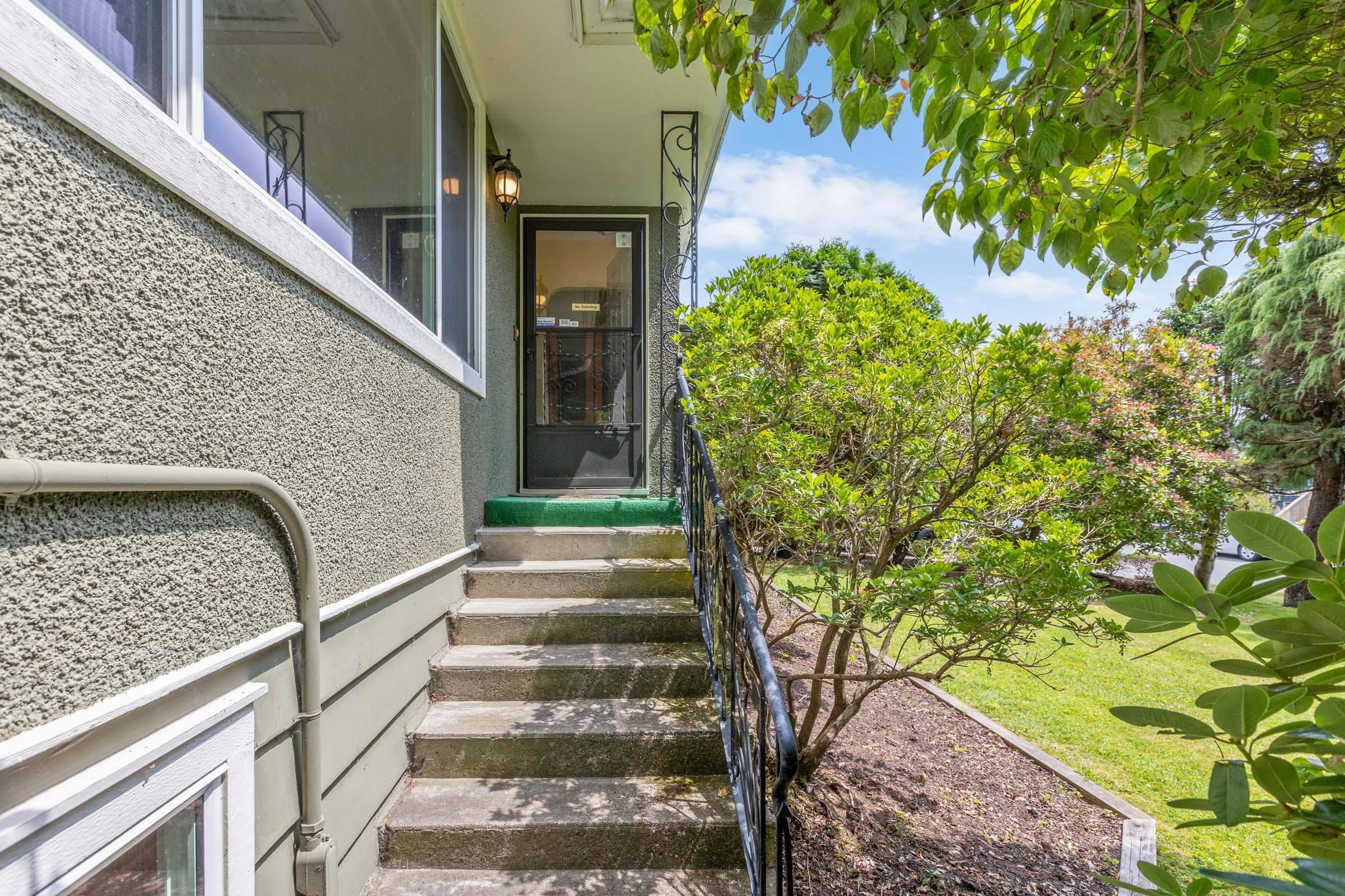 White Rock, BC V4B 2W6,14093 Magdalen AVE