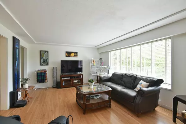 2855 Lacey PL Roberts Creek, BC V0N 2W4