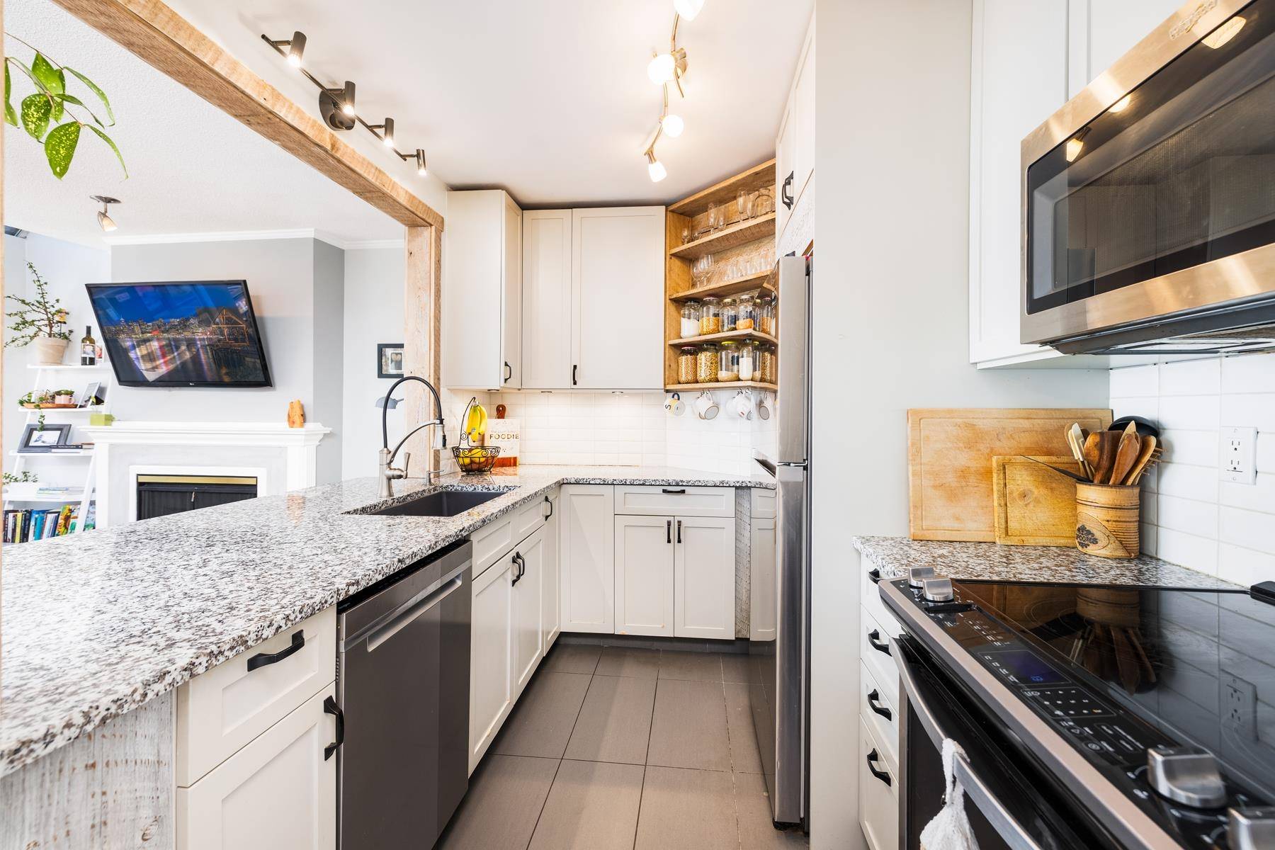 North Vancouver, BC V7N 3Z4,3721 Delbrook AVE #309