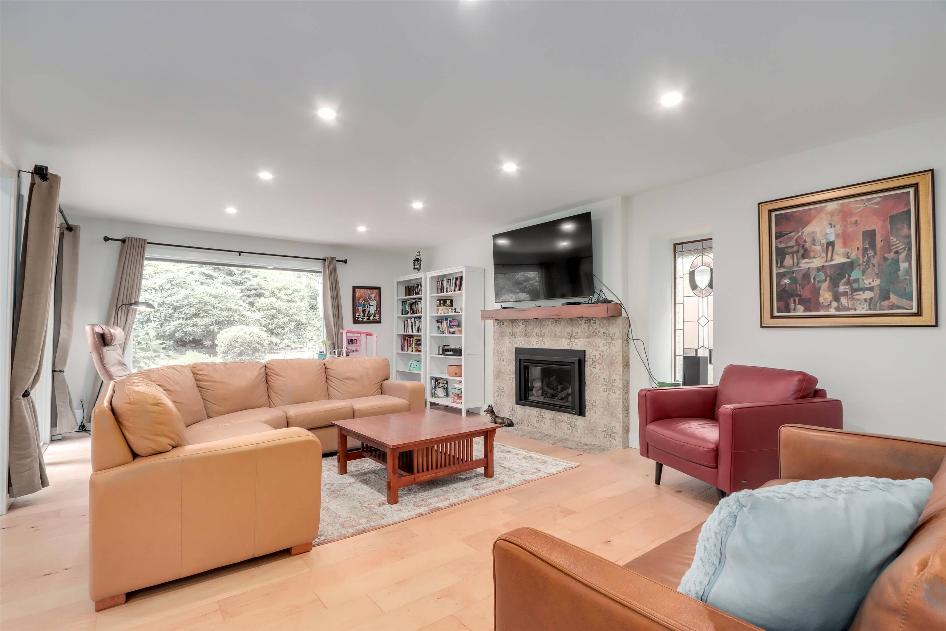 North Vancouver, BC V7R 4M7,4545 Mapleridge DR