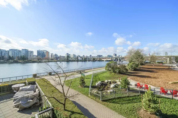 8 Smithe Mews #106, Vancouver, BC V6B 0A5