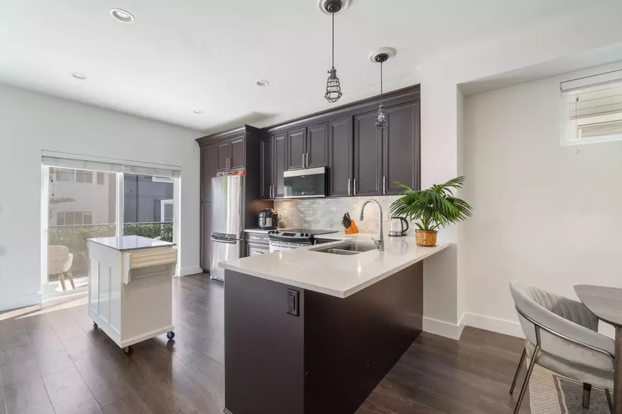 19180 65 AVE #9, Surrey, BC V4N 6M5