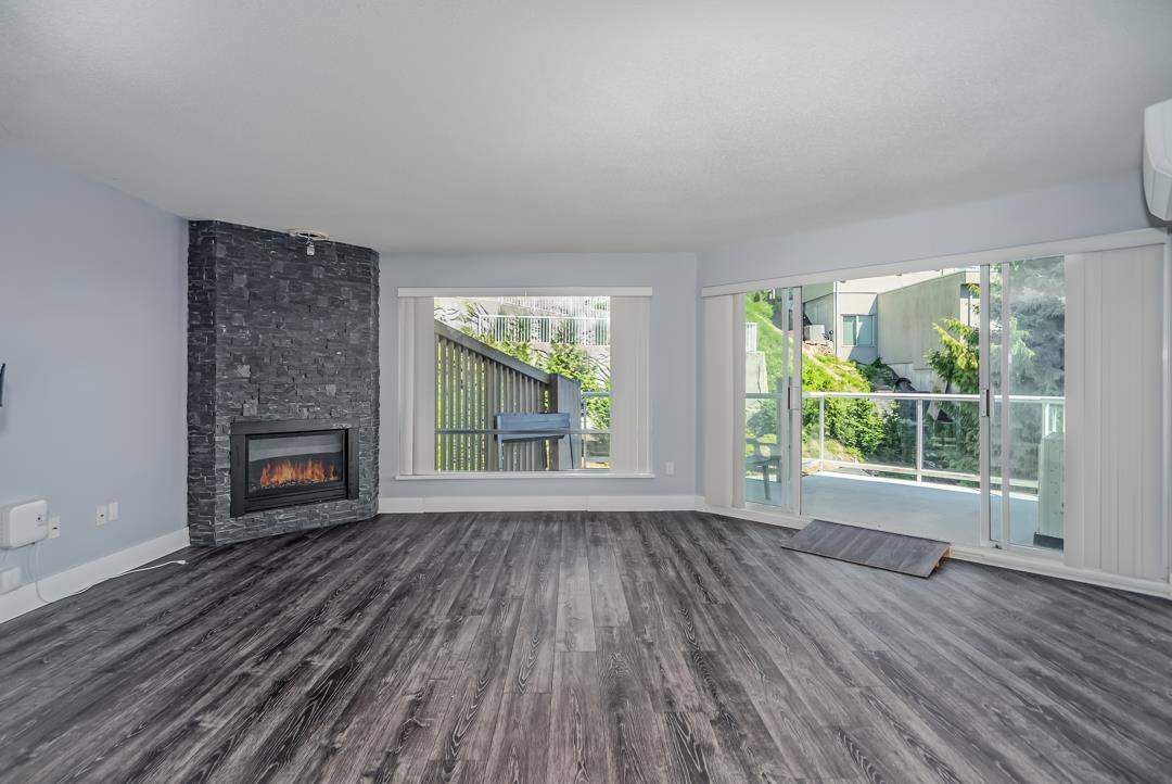 White Rock, BC V4B 1G2,15025 Victoria AVE #202