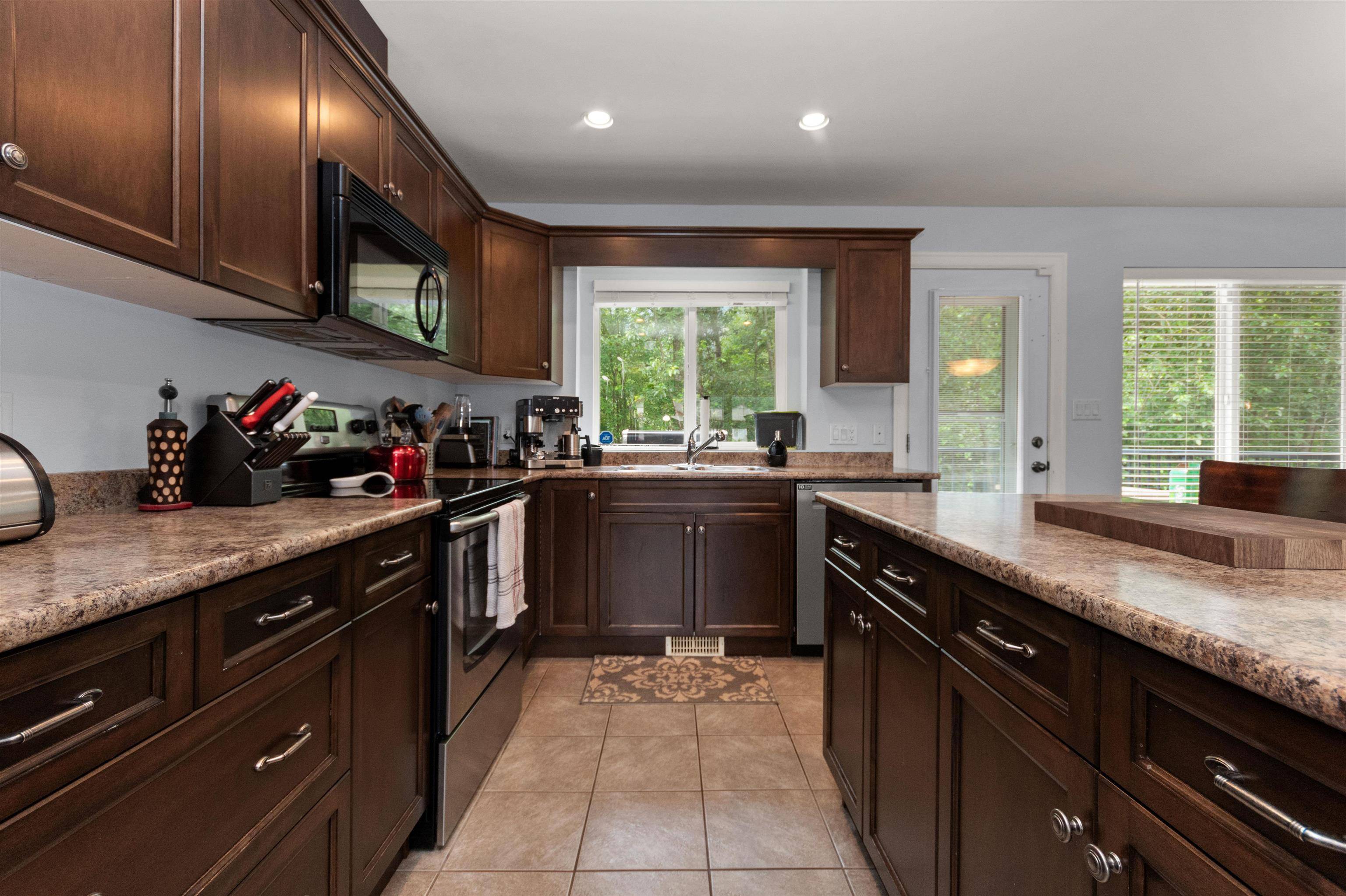 Hope, BC V0X 1L1,65886 Park AVE