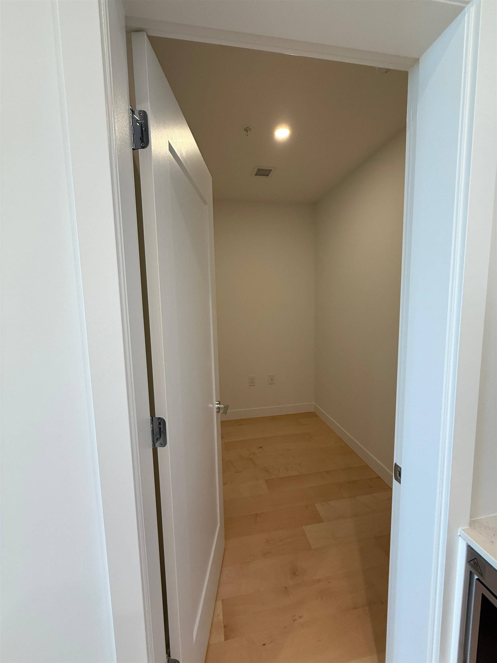 North Vancouver, BC V7L 2L3,135 E 13th ST #1603